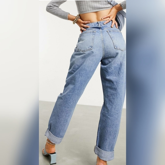 🦋HIGH RISE MOM JEAN'S IN MIDWASH WITH RIPS🦋 - Picture 4 of 6